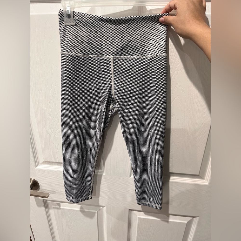 🌙ZYIA Active Black and White Capris (2)